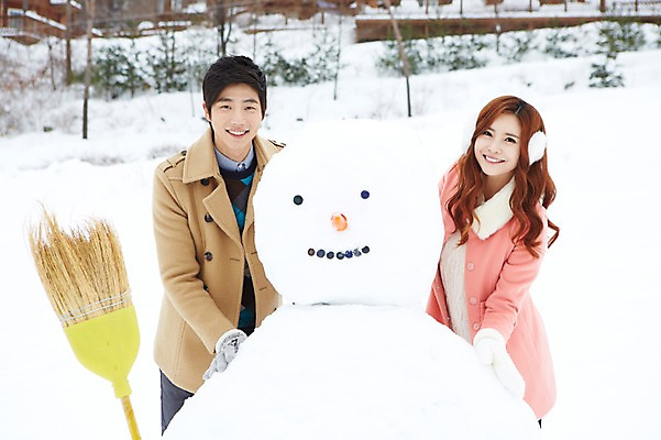 포토 JPG 주간 커플 계절 여자 남자 커플라이프 장갑 크리스마스 겨울 눈사람 서기 웃음 사람 동양인 이벤트 상반신 20대 성인 야외 두명 건물 앞모습 한국인 코트 눈 빗자루 귀마개 즐거움 펜션 청년만 국내포토 자연요소 라이프스타일 건축물 잡화 기념일 감정 뷰포인트 관계 모션 숙소 날씨 표정 인종 청년 외투 청소도구 성인만 파일형식