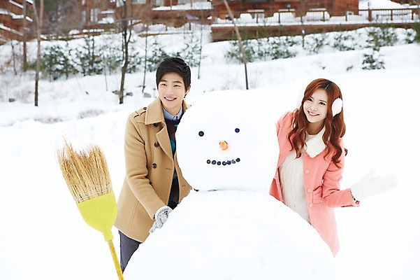 포토 JPG 주간 커플 계절 여자 남자 커플라이프 장갑 크리스마스 겨울 눈사람 서기 웃음 사람 동양인 이벤트 상반신 20대 성인 야외 두명 건물 앞모습 한국인 코트 눈 빗자루 귀마개 즐거움 펜션 청년만 국내포토 자연요소 라이프스타일 건축물 잡화 기념일 감정 뷰포인트 관계 모션 숙소 날씨 표정 인종 청년 외투 청소도구 성인만 파일형식