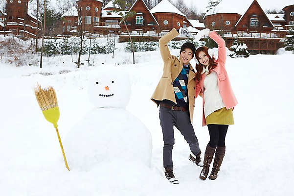 포토 JPG 주간 전신 커플 계절 여자 남자 커플라이프 장갑 크리스마스 겨울 모션 눈사람 부츠 서기 웃음 사람 동양인 손짓 이벤트 20대 성인 야외 두명 건물 앞모습 한국인 코트 하트 눈 빗자루 귀마개 즐거움 펜션 청년만 국내포토 자연요소 모양 라이프스타일 건축물 잡화 기념일 감정 뷰포인트 신발 관계 숙소 날씨 표정 인종 청년 외투 청소도구 성인만 파일형식