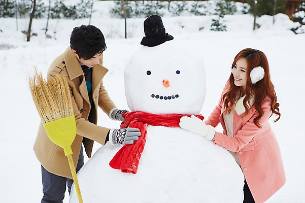 포토 JPG 주간 모자 커플 계절 여자 남자 커플라이프 장갑 크리스마스 겨울 눈사람 서기 웃음 사람 동양인 이벤트 상반신 20대 성인 야외 두명 건물 옆모습 목도리 한국인 코트 눈 빗자루 귀마개 즐거움 펜션 청년만 국내포토 자연요소 라이프스타일 건축물 잡화 기념일 감정 뷰포인트 관계 모션 숙소 날씨 표정 인종 청년 외투 청소도구 성인만 파일형식