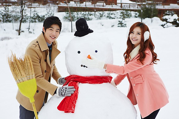 포토 JPG 주간 모자 커플 계절 여자 남자 커플라이프 장갑 크리스마스 겨울 눈사람 서기 웃음 사람 동양인 이벤트 상반신 20대 성인 야외 두명 건물 목도리 한국인 코트 눈 빗자루 귀마개 즐거움 펜션 청년만 국내포토 자연요소 라이프스타일 건축물 잡화 기념일 감정 관계 모션 숙소 날씨 표정 인종 청년 외투 청소도구 성인만 파일형식