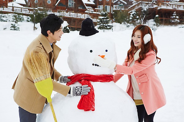 포토 JPG 주간 모자 커플 계절 여자 남자 커플라이프 장갑 크리스마스 겨울 눈사람 서기 웃음 사람 동양인 이벤트 상반신 20대 성인 야외 두명 건물 옆모습 마주보기 목도리 한국인 코트 눈 빗자루 귀마개 즐거움 펜션 청년만 국내포토 자연요소 라이프스타일 건축물 잡화 기념일 감정 뷰포인트 관계 모션 숙소 날씨 표정 인종 청년 외투 청소도구 성인만 파일형식