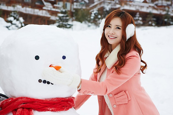 포토 JPG 주간 계절 여자 장갑 크리스마스 겨울 눈사람 한명 웃음 사람 동양인 이벤트 상반신 20대 성인 야외 건물 앞모습 아웃포커스 목도리 한국인 코트 눈 귀마개 즐거움 펜션 청년만 청년여자만 청년여자한명만 성인여자한명만 국내포토 자연요소 1 건축물 잡화 기념일 감정 뷰포인트 숙소 날씨 촬영기법 표정 인종 청년 외투 여자만 여자한명만 성인여자만 성인만 파일형식