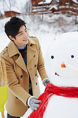 포토 JPG 주간 응시 계절 남자 장갑 크리스마스 겨울 눈사람 한명 웃음 사람 동양인 이벤트 상반신 20대 성인 야외 건물 앞모습 아웃포커스 목도리 한국인 코트 눈 빗자루 즐거움 펜션 청년만 청년남자만 청년남자한명만 성인남자한명만 국내포토 자연요소 1 건축물 시선 잡화 기념일 감정 뷰포인트 숙소 날씨 촬영기법 표정 인종 청년 외투 청소도구 남자만 남자한명만 성인남자만 성인만 파일형식