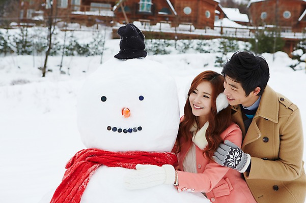 포토 JPG 주간 모자 커플 계절 여자 남자 커플라이프 장갑 크리스마스 겨울 눈사람 웃음 사람 동양인 이벤트 상반신 20대 성인 야외 두명 건물 앞모습 목도리 한국인 코트 눈 귀마개 즐거움 펜션 청년만 국내포토 자연요소 라이프스타일 건축물 잡화 기념일 감정 뷰포인트 관계 숙소 날씨 표정 인종 청년 외투 성인만 파일형식