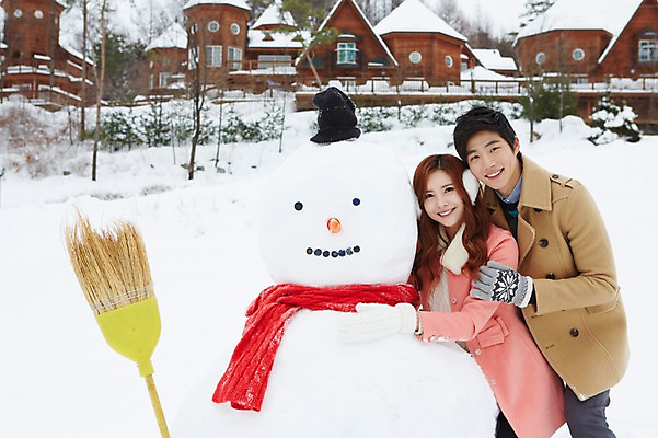 포토 JPG 주간 모자 커플 계절 여자 남자 커플라이프 장갑 크리스마스 겨울 눈사람 서기 웃음 사람 동양인 이벤트 상반신 20대 성인 야외 두명 건물 앞모습 목도리 한국인 코트 눈 빗자루 귀마개 즐거움 펜션 청년만 국내포토 자연요소 라이프스타일 건축물 잡화 기념일 감정 뷰포인트 관계 모션 숙소 날씨 표정 인종 청년 외투 청소도구 성인만 파일형식