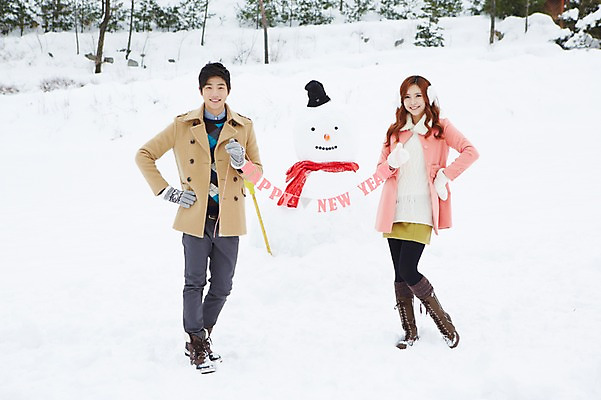 포토 JPG 주간 전신 문자 모자 커플 계절 여자 남자 커플라이프 장갑 크리스마스 겨울 눈사람 부츠 서기 웃음 들기 사람 동양인 이벤트 20대 성인 야외 두명 앞모습 목도리 한국인 코트 눈 빗자루 귀마개 즐거움 해피뉴이어 청년만 국내포토 자연요소 라이프스타일 잡화 기념일 감정 뷰포인트 신발 관계 모션 날씨 표정 인종 청년 외투 새해인사 청소도구 성인만 파일형식