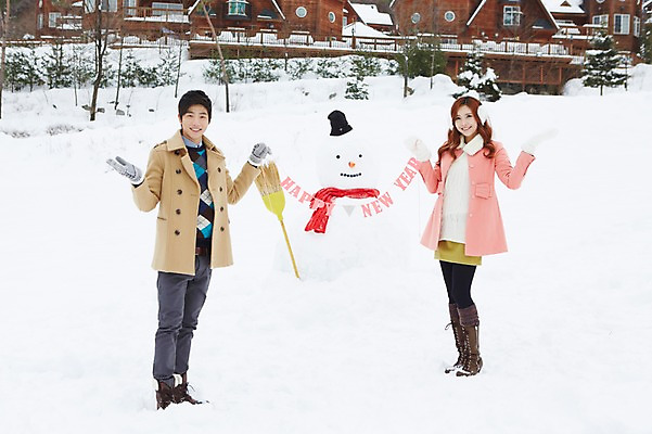 포토 JPG 주간 전신 문자 모자 커플 계절 여자 남자 커플라이프 장갑 크리스마스 겨울 눈사람 부츠 서기 웃음 들기 사람 동양인 이벤트 20대 성인 야외 두명 건물 앞모습 목도리 한국인 코트 눈 빗자루 귀마개 즐거움 펜션 해피뉴이어 청년만 국내포토 자연요소 라이프스타일 건축물 잡화 기념일 감정 뷰포인트 신발 관계 모션 숙소 날씨 표정 인종 청년 외투 새해인사 청소도구 성인만 파일형식