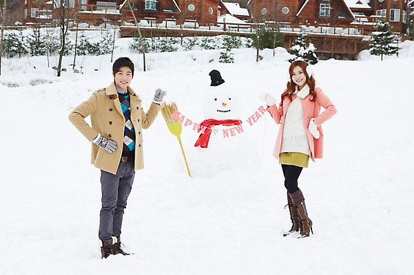 포토 JPG 주간 전신 문자 모자 커플 계절 여자 남자 커플라이프 장갑 크리스마스 겨울 눈사람 부츠 서기 웃음 들기 사람 동양인 이벤트 20대 성인 야외 두명 건물 앞모습 목도리 한국인 코트 눈 빗자루 귀마개 즐거움 펜션 해피뉴이어 청년만 국내포토 자연요소 라이프스타일 건축물 잡화 기념일 감정 뷰포인트 신발 관계 모션 숙소 날씨 표정 인종 청년 외투 새해인사 청소도구 성인만 파일형식