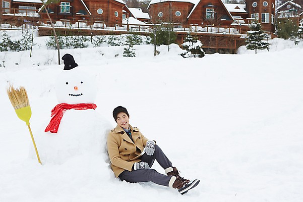 포토 JPG 주간 전신 모자 계절 남자 장갑 크리스마스 겨울 눈사람 부츠 한명 웃음 사람 앉기 동양인 이벤트 20대 성인 야외 건물 앞모습 목도리 한국인 코트 눈 빗자루 즐거움 펜션 청년만 청년남자만 청년남자한명만 성인남자한명만 국내포토 자연요소 1 건축물 잡화 기념일 감정 뷰포인트 신발 모션 숙소 날씨 표정 인종 청년 외투 청소도구 남자만 남자한명만 성인남자만 성인만 파일형식