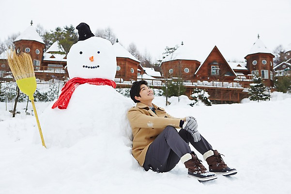 포토 JPG 주간 전신 모자 계절 남자 장갑 크리스마스 겨울 눈사람 부츠 한명 웃음 사람 앉기 동양인 이벤트 20대 성인 야외 건물 옆모습 목도리 한국인 코트 올려보기 눈 빗자루 즐거움 펜션 청년만 청년남자만 청년남자한명만 성인남자한명만 국내포토 자연요소 1 건축물 잡화 기념일 감정 뷰포인트 신발 모션 숙소 날씨 표정 인종 청년 외투 청소도구 남자만 남자한명만 성인남자만 성인만 파일형식