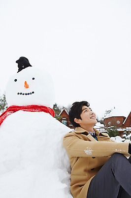 포토 JPG 주간 모자 계절 남자 크리스마스 겨울 눈사람 한명 웃음 사람 앉기 동양인 이벤트 20대 성인 야외 건물 옆모습 목도리 한국인 코트 눈 즐거움 펜션 청년만 청년남자만 청년남자한명만 성인남자한명만 국내포토 자연요소 1 건축물 잡화 기념일 감정 뷰포인트 모션 숙소 날씨 표정 인종 청년 외투 남자만 남자한명만 성인남자만 성인만 파일형식