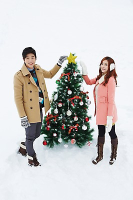 포토 JPG 주간 전신 커플 계절 여자 남자 커플라이프 장갑 크리스마스장식 크리스마스 겨울 부츠 서기 웃음 사람 동양인 이벤트 20대 성인 야외 두명 앞모습 장식 크리스마스트리 한국인 코트 눈 귀마개 즐거움 청년만 국내포토 자연요소 라이프스타일 잡화 기념일 감정 뷰포인트 신발 관계 모션 날씨 표정 인종 청년 외투 성인만 파일형식