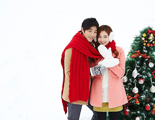 포토 JPG 주간 커플 계절 여자 남자 커플라이프 장갑 크리스마스 겨울 서기 웃음 사람 동양인 이벤트 상반신 20대 성인 야외 두명 앞모습 크리스마스트리 목도리 한국인 코트 눈 귀마개 즐거움 청년만 국내포토 자연요소 라이프스타일 잡화 기념일 감정 뷰포인트 관계 모션 날씨 표정 인종 청년 외투 성인만 파일형식