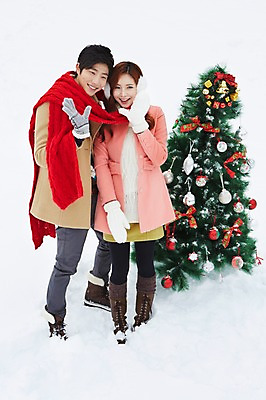 포토 JPG 주간 전신 커플 계절 여자 남자 커플라이프 장갑 크리스마스 겨울 부츠 서기 웃음 사람 동양인 이벤트 20대 성인 야외 두명 앞모습 크리스마스트리 목도리 한국인 코트 눈 귀마개 즐거움 청년만 국내포토 자연요소 라이프스타일 잡화 기념일 감정 뷰포인트 신발 관계 모션 날씨 표정 인종 청년 외투 성인만 파일형식