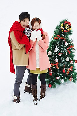 포토 JPG 주간 전신 커플 계절 여자 남자 커플라이프 장갑 크리스마스 겨울 부츠 서기 웃음 사람 동양인 이벤트 20대 성인 야외 두명 앞모습 크리스마스트리 목도리 한국인 코트 눈 귀마개 즐거움 청년만 국내포토 자연요소 라이프스타일 잡화 기념일 감정 뷰포인트 신발 관계 모션 날씨 표정 인종 청년 외투 성인만 파일형식