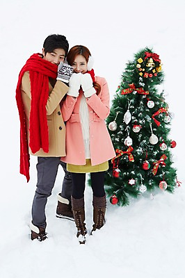 포토 JPG 주간 전신 커플 계절 여자 남자 커플라이프 장갑 크리스마스 겨울 부츠 서기 웃음 사람 동양인 이벤트 20대 성인 야외 두명 앞모습 크리스마스트리 목도리 한국인 코트 눈 귀마개 즐거움 청년만 국내포토 자연요소 라이프스타일 잡화 기념일 감정 뷰포인트 신발 관계 모션 날씨 표정 인종 청년 외투 성인만 파일형식