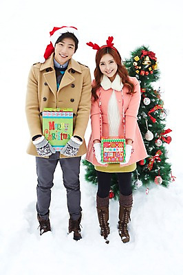 포토 JPG 주간 전신 모자 커플 계절 여자 남자 커플라이프 장갑 크리스마스 겨울 산타모자 부츠 크리스마스선물 선물 서기 웃음 들기 사람 동양인 이벤트 20대 성인 야외 두명 앞모습 선물상자 크리스마스트리 한국인 코트 눈 머리띠 즐거움 청년만 국내포토 자연요소 모자_잡화 라이프스타일 잡화 기념일 감정 뷰포인트 신발 장신구 관계 모션 날씨 표정 인종 청년 상자 외투 성인만 파일형식