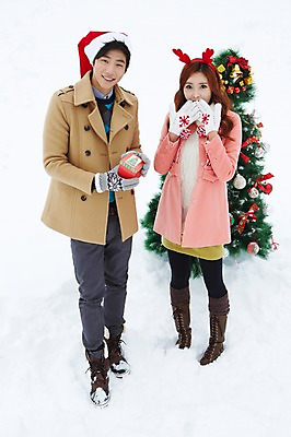 포토 JPG 주간 전신 모자 커플 계절 여자 남자 커플라이프 장갑 크리스마스 겨울 산타모자 부츠 크리스마스선물 선물 서기 웃음 들기 사람 동양인 이벤트 20대 성인 야외 두명 앞모습 선물상자 크리스마스트리 한국인 코트 눈 머리띠 즐거움 청년만 국내포토 자연요소 모자_잡화 라이프스타일 잡화 기념일 감정 뷰포인트 신발 장신구 관계 모션 날씨 표정 인종 청년 상자 외투 성인만 파일형식