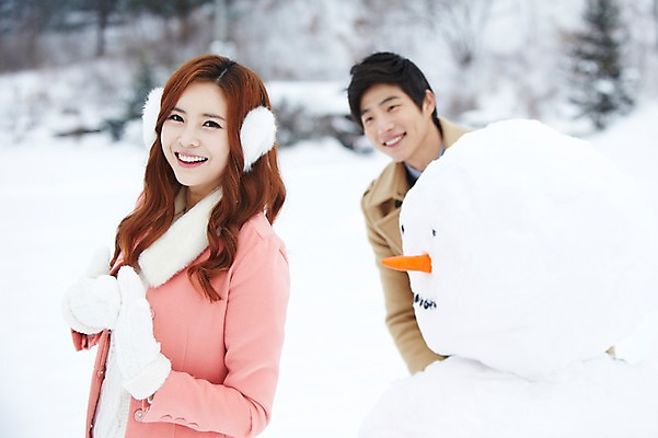 포토 JPG 주간 커플 계절 여자 남자 커플라이프 크리스마스 겨울 눈사람 웃음 사람 동양인 이벤트 상반신 20대 성인 야외 두명 앞모습 아웃포커스 한국인 코트 눈 귀마개 즐거움 청년만 국내포토 자연요소 라이프스타일 잡화 기념일 감정 뷰포인트 관계 날씨 촬영기법 표정 인종 청년 외투 성인만 파일형식