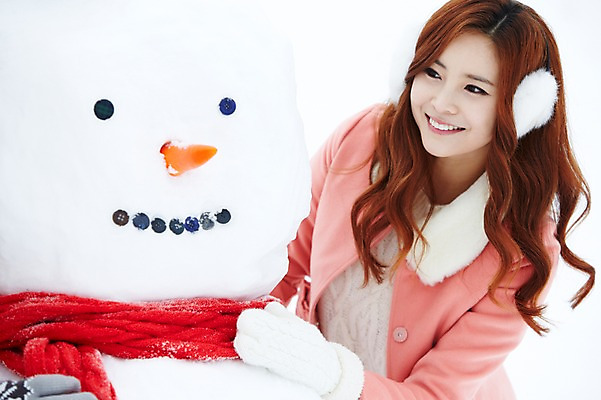 포토 JPG 주간 계절 여자 장갑 크리스마스 겨울 눈사람 한명 웃음 사람 동양인 이벤트 상반신 20대 성인 야외 앞모습 목도리 한국인 코트 눈 귀마개 즐거움 청년만 청년여자만 청년여자한명만 성인여자한명만 국내포토 자연요소 1 잡화 기념일 감정 뷰포인트 날씨 표정 인종 청년 외투 여자만 여자한명만 성인여자만 성인만 파일형식