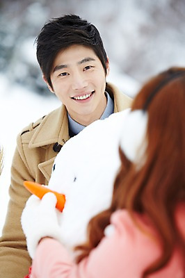 포토 JPG 주간 커플 계절 여자 남자 커플라이프 크리스마스 겨울 눈사람 웃음 사람 동양인 이벤트 상반신 20대 성인 야외 두명 앞모습 뒷모습 아웃포커스 한국인 코트 눈 귀마개 즐거움 청년만 국내포토 자연요소 라이프스타일 잡화 기념일 감정 뷰포인트 관계 날씨 촬영기법 표정 인종 청년 외투 성인만 파일형식