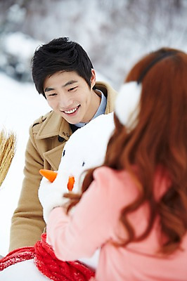 포토 JPG 주간 커플 계절 여자 남자 커플라이프 크리스마스 겨울 눈사람 웃음 사람 동양인 이벤트 상반신 20대 성인 야외 두명 앞모습 뒷모습 아웃포커스 목도리 한국인 코트 눈 귀마개 즐거움 청년만 국내포토 자연요소 라이프스타일 잡화 기념일 감정 뷰포인트 관계 날씨 촬영기법 표정 인종 청년 외투 성인만 파일형식