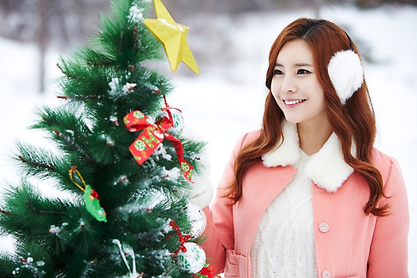 포토 JPG 주간 계절 여자 장갑 크리스마스장식 크리스마스 겨울 한명 웃음 사람 동양인 이벤트 상반신 20대 성인 야외 앞모습 장식 크리스마스트리 한국인 코트 귀마개 즐거움 청년만 청년여자만 청년여자한명만 성인여자한명만 국내포토 자연요소 1 잡화 기념일 감정 뷰포인트 표정 인종 청년 외투 여자만 여자한명만 성인여자만 성인만 파일형식