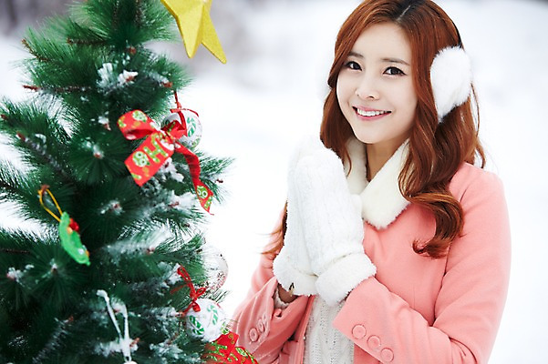 포토 JPG 주간 계절 여자 장갑 크리스마스장식 크리스마스 겨울 한명 웃음 사람 동양인 이벤트 상반신 20대 성인 야외 앞모습 장식 크리스마스트리 한국인 코트 귀마개 즐거움 청년만 청년여자만 청년여자한명만 성인여자한명만 국내포토 자연요소 1 잡화 기념일 감정 뷰포인트 표정 인종 청년 외투 여자만 여자한명만 성인여자만 성인만 파일형식