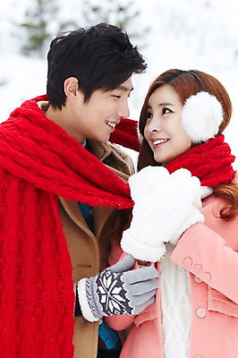 포토 JPG 주간 커플 계절 여자 남자 커플라이프 장갑 크리스마스 겨울 웃음 사람 동양인 이벤트 상반신 20대 성인 야외 두명 마주보기 목도리 한국인 코트 귀마개 즐거움 청년만 국내포토 자연요소 라이프스타일 잡화 기념일 감정 관계 모션 표정 인종 청년 외투 성인만 파일형식