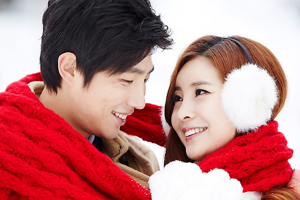 포토 JPG 주간 커플 계절 여자 남자 커플라이프 장갑 크리스마스 겨울 웃음 사람 동양인 이벤트 상반신 20대 성인 야외 두명 마주보기 목도리 한국인 코트 귀마개 즐거움 청년만 국내포토 자연요소 라이프스타일 잡화 기념일 감정 관계 모션 표정 인종 청년 외투 성인만 파일형식