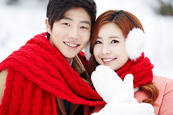 포토 JPG 주간 커플 계절 여자 남자 커플라이프 장갑 크리스마스 겨울 웃음 사람 동양인 이벤트 상반신 20대 성인 야외 두명 앞모습 목도리 한국인 코트 귀마개 즐거움 청년만 국내포토 자연요소 라이프스타일 잡화 기념일 감정 뷰포인트 관계 표정 인종 청년 외투 성인만 파일형식