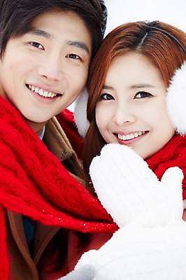 포토 JPG 주간 커플 계절 여자 남자 커플라이프 장갑 크리스마스 겨울 웃음 사람 동양인 이벤트 상반신 20대 성인 야외 두명 앞모습 목도리 한국인 코트 귀마개 즐거움 청년만 국내포토 자연요소 라이프스타일 잡화 기념일 감정 뷰포인트 관계 표정 인종 청년 외투 성인만 파일형식