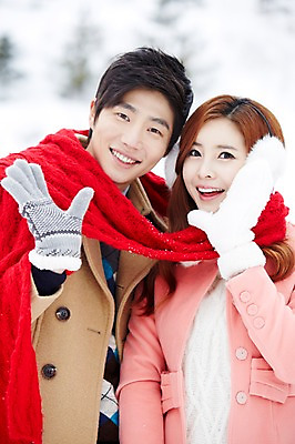 포토 JPG 주간 커플 계절 여자 남자 커플라이프 장갑 크리스마스 겨울 웃음 사람 동양인 이벤트 상반신 20대 성인 야외 두명 앞모습 목도리 한국인 코트 귀마개 즐거움 청년만 국내포토 자연요소 라이프스타일 잡화 기념일 감정 뷰포인트 관계 표정 인종 청년 외투 성인만 파일형식