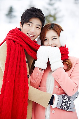 포토 JPG 주간 커플 계절 여자 남자 커플라이프 장갑 크리스마스 겨울 안기 포옹 웃음 사람 동양인 이벤트 상반신 20대 성인 야외 두명 앞모습 목도리 한국인 코트 귀마개 즐거움 청년만 국내포토 자연요소 라이프스타일 잡화 기념일 감정 뷰포인트 관계 모션 표정 인종 청년 외투 성인만 파일형식