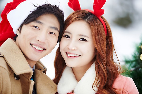 포토 JPG 주간 모자 커플 계절 여자 남자 커플라이프 크리스마스 겨울 산타모자 웃음 사람 동양인 이벤트 상반신 20대 성인 야외 두명 앞모습 한국인 코트 머리띠 즐거움 청년만 국내포토 자연요소 모자_잡화 라이프스타일 잡화 기념일 감정 뷰포인트 장신구 관계 표정 인종 청년 외투 성인만 파일형식