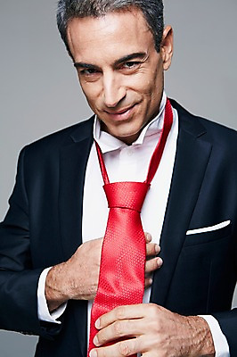 포토 JPG 스튜디오촬영 서양인 해외기획촬영 남자 2013년태국 40대 중년 비즈니스 CEO 사업가 중년라이프 넥타이 실내 한명 웃음 사람 정장 상반신 앞모습 비즈니스라이프 비즈니스맨 몸단장 중년남자한명만 국내포토 외국인 직업 1 라이프스타일 잡화 옷 뷰포인트 표정 성인 내부 직장인 남자한명만 중년남자만 파일형식