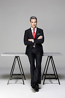 포토 JPG 스튜디오촬영 전신 서양인 해외기획촬영 남자 2013년태국 40대 중년 비즈니스 CEO 사업가 중년라이프 실내 한명 웃음 사람 앉기 정장 앞모습 비즈니스라이프 팔짱 비즈니스맨 책상 중년남자한명만 국내포토 외국인 직업 1 라이프스타일 옷 뷰포인트 가구 모션 표정 성인 내부 직장인 남자한명만 중년남자만 파일형식