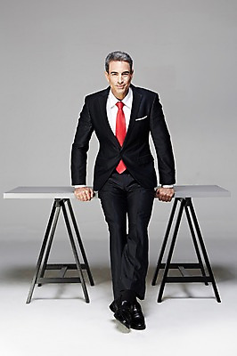 포토 JPG 스튜디오촬영 전신 서양인 해외기획촬영 남자 2013년태국 40대 중년 비즈니스 CEO 사업가 중년라이프 실내 한명 웃음 사람 앉기 정장 앞모습 비즈니스라이프 비즈니스맨 책상 중년남자한명만 국내포토 외국인 직업 1 라이프스타일 옷 뷰포인트 가구 모션 표정 성인 내부 직장인 남자한명만 중년남자만 파일형식