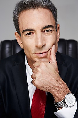 포토 JPG 스튜디오촬영 서양인 해외기획촬영 남자 2013년태국 40대 중년 의자 비즈니스 CEO 사업가 중년라이프 실내 한명 사람 앉기 정장 상반신 앞모습 아웃포커스 비즈니스라이프 턱괴기 비즈니스맨 손목시계 중년남자한명만 국내포토 외국인 직업 1 라이프스타일 옷 뷰포인트 시계 가구 장신구 모션 촬영기법 성인 내부 직장인 남자한명만 중년남자만 파일형식