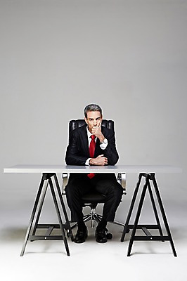 포토 JPG 스튜디오촬영 전신 서양인 해외기획촬영 남자 2013년태국 40대 중년 의자 비즈니스 CEO 사업가 중년라이프 실내 한명 사람 앉기 정장 앞모습 비즈니스라이프 턱괴기 비즈니스맨 책상 중년남자한명만 국내포토 외국인 직업 1 라이프스타일 옷 뷰포인트 가구 모션 성인 내부 직장인 남자한명만 중년남자만 파일형식