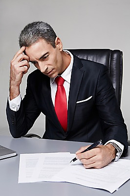 포토 JPG 스튜디오촬영 서양인 해외기획촬영 남자 2013년태국 40대 중년 생각 의자 비즈니스 CEO 사업가 중년라이프 실내 한명 사람 앉기 정장 상반신 앞모습 비즈니스라이프 펜 업무 비즈니스맨 작업실 책상 고민 문서 중년남자한명만 국내포토 외국인 직업 1 라이프스타일 옷 감정 뷰포인트 가구 모션 성인 내부 필기구 작업 직장인 남자한명만 중년남자만 파일형식