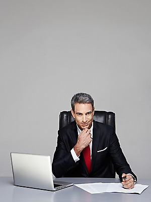 포토 JPG 스튜디오촬영 서양인 해외기획촬영 남자 2013년태국 40대 중년 의자 비즈니스 CEO 사업가 중년라이프 실내 한명 웃음 사람 앉기 정장 상반신 앞모습 비즈니스라이프 노트북 펜 턱괴기 업무 비즈니스맨 작업실 책상 문서 중년남자한명만 국내포토 외국인 직업 1 라이프스타일 옷 뷰포인트 가구 모션 표정 성인 내부 전자제품 필기구 작업 직장인 남자한명만 중년남자만 파일형식