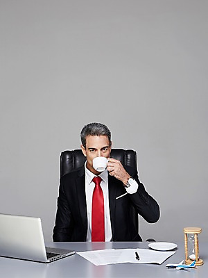 포토 JPG 스튜디오촬영 서양인 해외기획촬영 남자 커피 음료 2013년태국 40대 중년 의자 비즈니스 CEO 사업가 중년라이프 티타임 휴식 잔 비행기 실내 한명 들기 사람 앉기 정장 상반신 컵 비즈니스라이프 노트북 펜 모형 마시기 비즈니스맨 커피잔 컵받침 모래시계 책상 문서 중년남자한명만 국내포토 외국인 직업 1 라이프스타일 식기 옷 모래 시계 가구 컨셉 항공교통 모션 대중교통 성인 내부 전자제품 필기구 직장인 받침대 남자한명만 중년남자만 파일형식