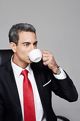 포토 JPG 스튜디오촬영 서양인 해외기획촬영 남자 커피 음료 2013년태국 40대 중년 의자 비즈니스 CEO 사업가 중년라이프 티타임 휴식 잔 실내 한명 들기 사람 앉기 정장 상반신 컵 비즈니스라이프 마시기 비즈니스맨 커피잔 중년남자한명만 국내포토 외국인 직업 1 라이프스타일 식기 옷 가구 컨셉 모션 성인 내부 직장인 남자한명만 중년남자만 파일형식