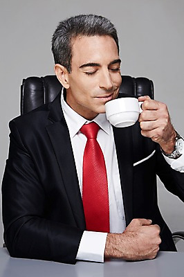 포토 JPG 스튜디오촬영 서양인 해외기획촬영 남자 커피 음료 2013년태국 40대 중년 의자 비즈니스 CEO 사업가 중년라이프 티타임 휴식 잔 실내 한명 웃음 들기 사람 앉기 정장 상반신 컵 비즈니스라이프 눈감음 마시기 비즈니스맨 커피잔 책상 중년남자한명만 국내포토 외국인 직업 1 라이프스타일 식기 옷 가구 컨셉 모션 표정 성인 내부 직장인 남자한명만 중년남자만 파일형식