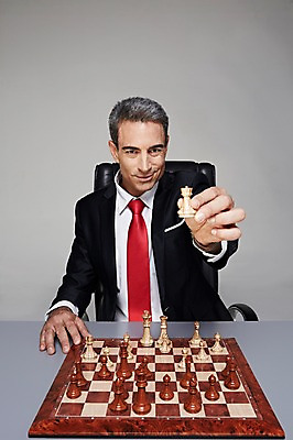 포토 JPG 스튜디오촬영 서양인 해외기획촬영 남자 2013년태국 40대 중년 의자 비즈니스 CEO 사업가 중년라이프 실내 한명 웃음 들기 사람 앉기 정장 상반신 앞모습 비즈니스라이프 게임 비즈니스맨 체스말 체스 책상 체스판 중년남자한명만 국내포토 외국인 직업 1 라이프스타일 옷 뷰포인트 가구 모션 놀이 표정 성인 내부 말_게임 직장인 남자한명만 중년남자만 파일형식