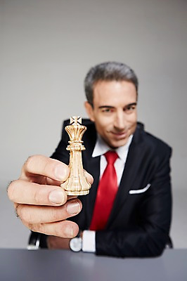 포토 JPG 스튜디오촬영 서양인 해외기획촬영 남자 2013년태국 40대 중년 의자 비즈니스 CEO 사업가 중년라이프 실내 한명 웃음 들기 사람 앉기 정장 상반신 앞모습 아웃포커스 비즈니스라이프 게임 비즈니스맨 체스말 체스 책상 중년남자한명만 국내포토 외국인 직업 1 라이프스타일 옷 뷰포인트 가구 모션 놀이 촬영기법 표정 성인 내부 말_게임 직장인 남자한명만 중년남자만 파일형식