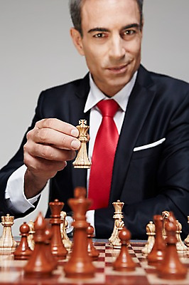 포토 JPG 스튜디오촬영 서양인 해외기획촬영 남자 2013년태국 40대 중년 비즈니스 CEO 사업가 중년라이프 실내 한명 웃음 들기 사람 정장 상반신 앞모습 아웃포커스 비즈니스라이프 게임 비즈니스맨 체스말 체스 체스판 중년남자한명만 국내포토 외국인 직업 1 라이프스타일 옷 뷰포인트 모션 놀이 촬영기법 표정 성인 내부 말_게임 직장인 남자한명만 중년남자만 파일형식