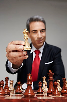 포토 JPG 스튜디오촬영 서양인 해외기획촬영 남자 2013년태국 40대 중년 비즈니스 CEO 사업가 중년라이프 실내 한명 웃음 들기 사람 정장 상반신 앞모습 아웃포커스 비즈니스라이프 게임 비즈니스맨 체스말 체스 체스판 중년남자한명만 국내포토 외국인 직업 1 라이프스타일 옷 뷰포인트 모션 놀이 촬영기법 표정 성인 내부 말_게임 직장인 남자한명만 중년남자만 파일형식